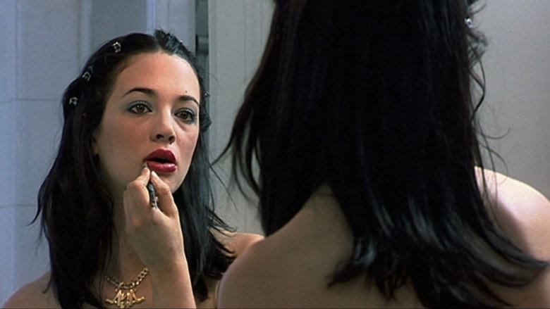 Scarlet Diva still 6