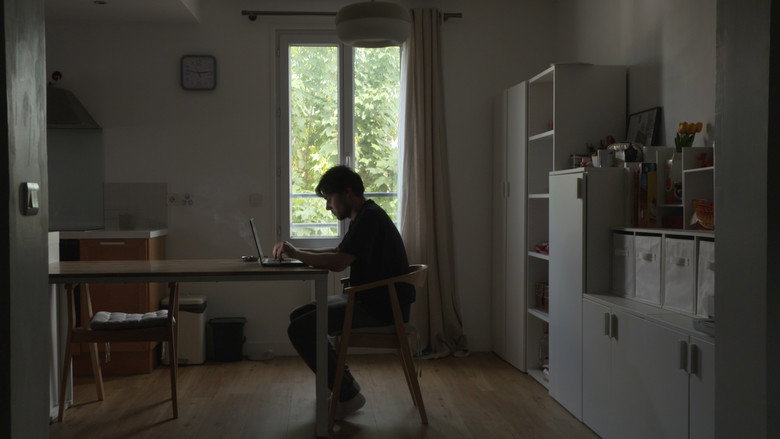 Entrebâillé still 1