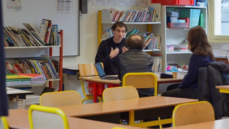 Une petite école française still 5