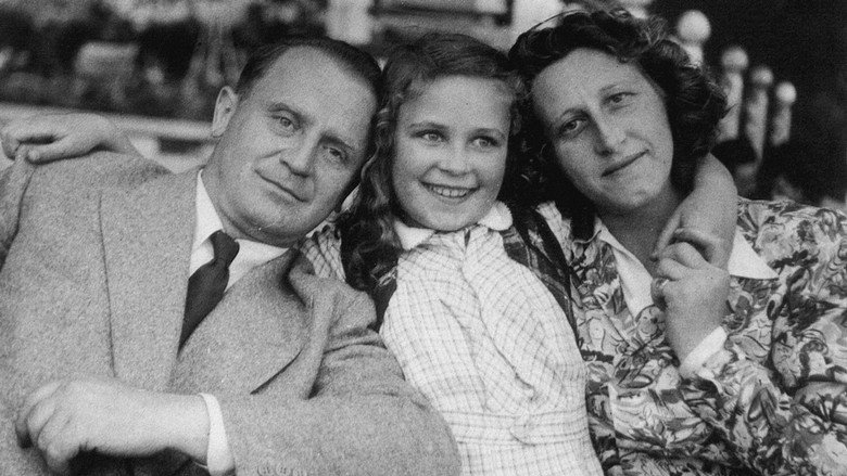 Golda Maria still 1