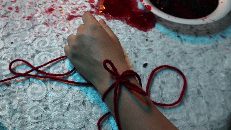 Hilo y Pastel de Sangre still 1