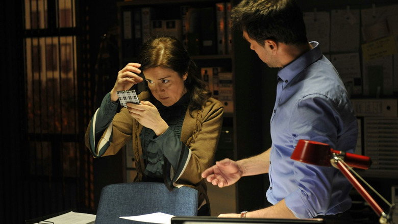 Los misterios de Laura still 5